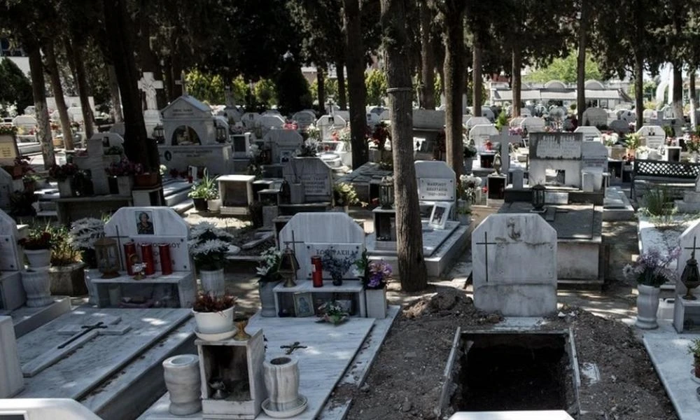 Χαλκίδα: 88χρονη γυναίκα βρέθηκε κλειδωμένη στο νεκροταφείο